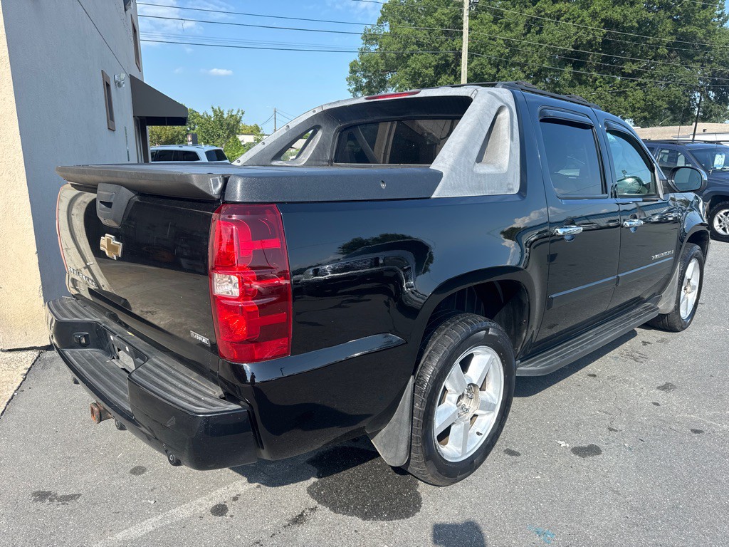 2008 Chevrolet Avalanche Image 3