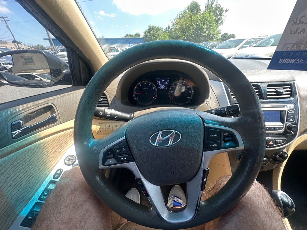 2014 Hyundai Accent Image 17