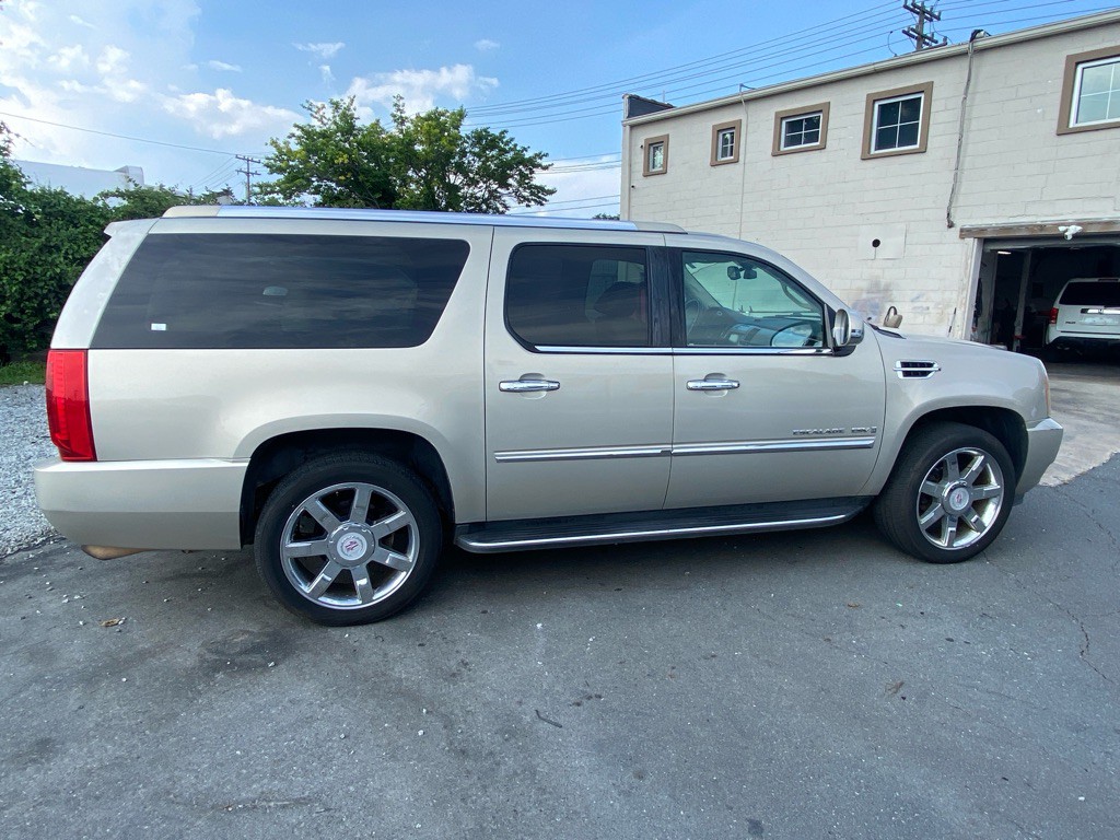 2008 Cadillac Escalade Image 2
