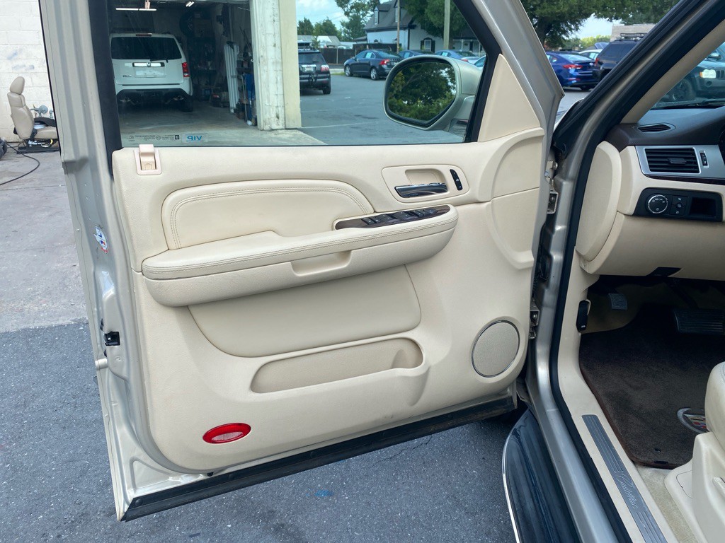 2008 Cadillac Escalade Image 17