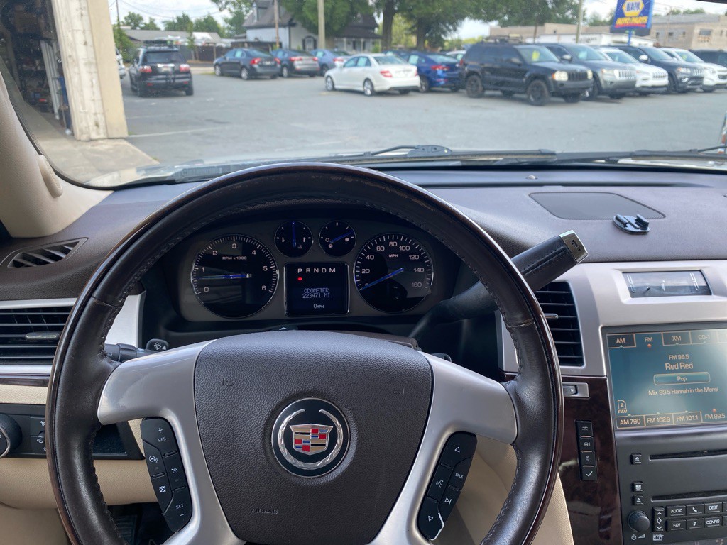 2008 Cadillac Escalade Image 22
