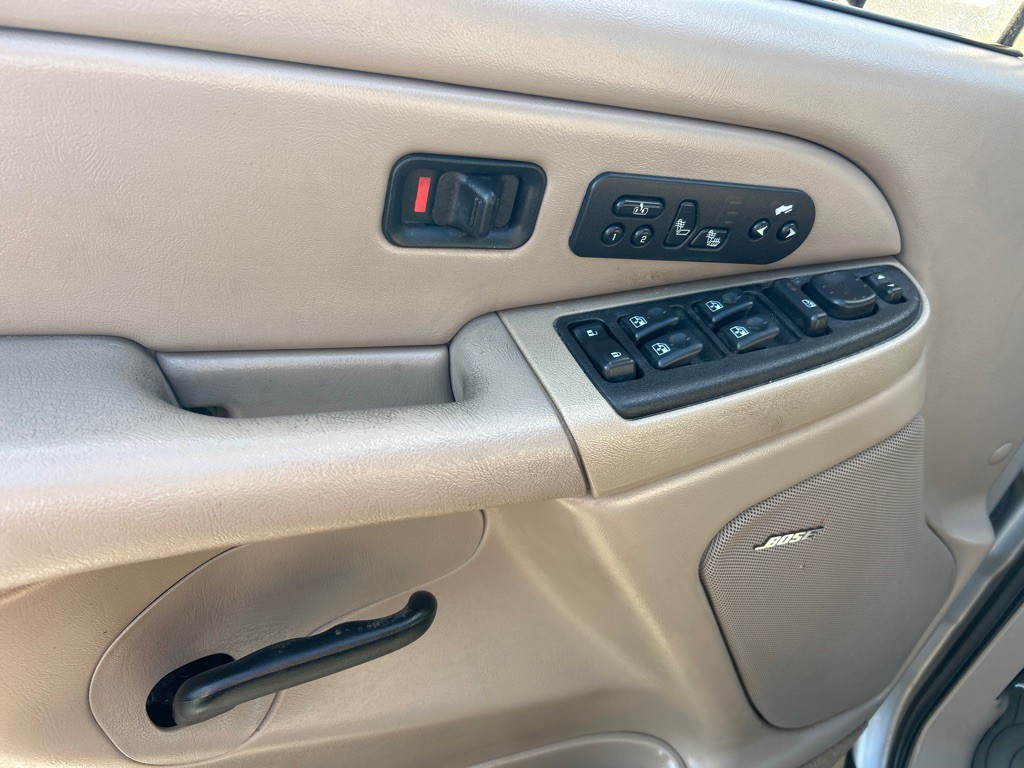 2004 Chevrolet Tahoe Image 10