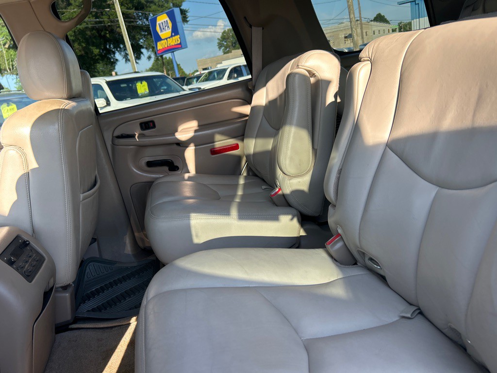 2004 Chevrolet Tahoe Image 12