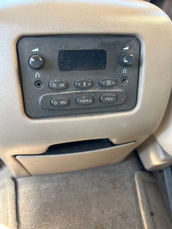 2004 Chevrolet Tahoe Image 14
