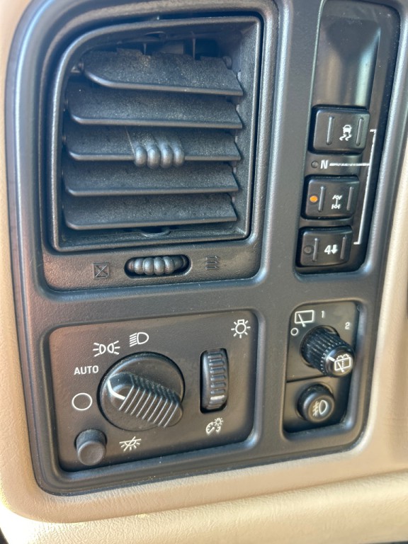 2004 Chevrolet Tahoe Image 15