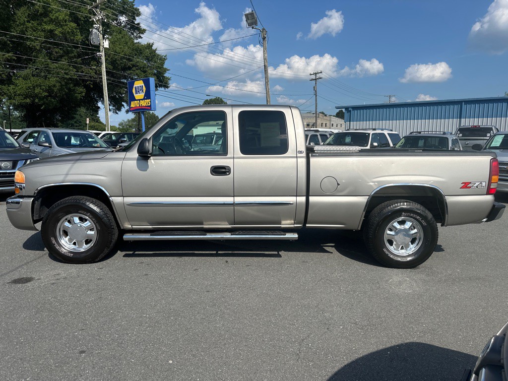 2003 GMC Sierra Image 2