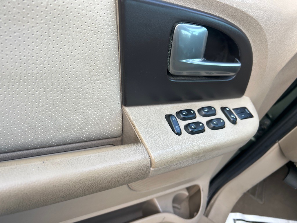 2003 Ford Expedition Image 10