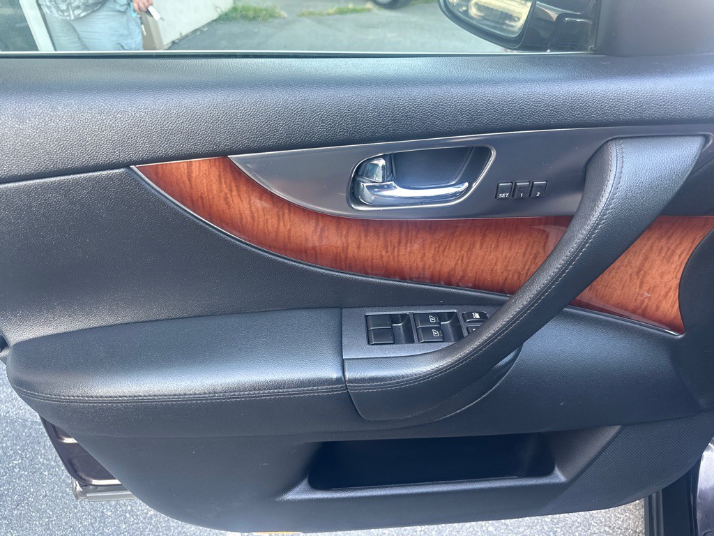 2011 INFINITI FX35 Image 8