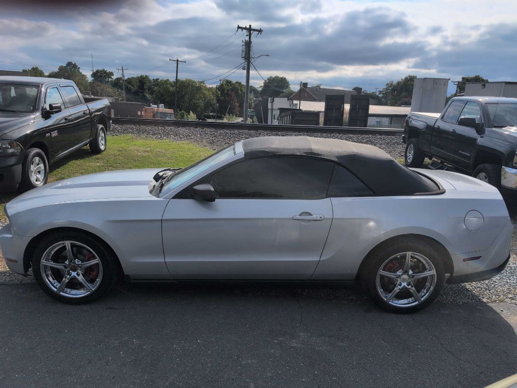 2012 Ford Mustang Image 2