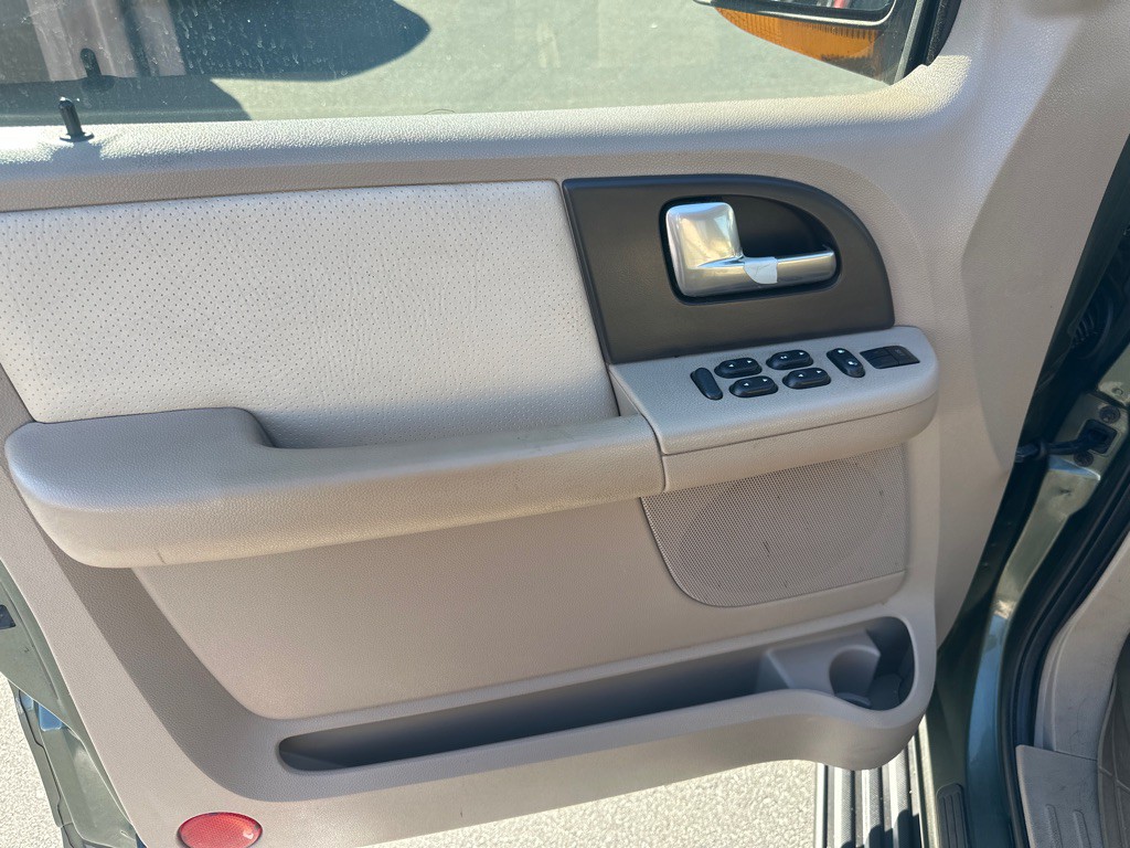 2003 Ford Expedition Image 10