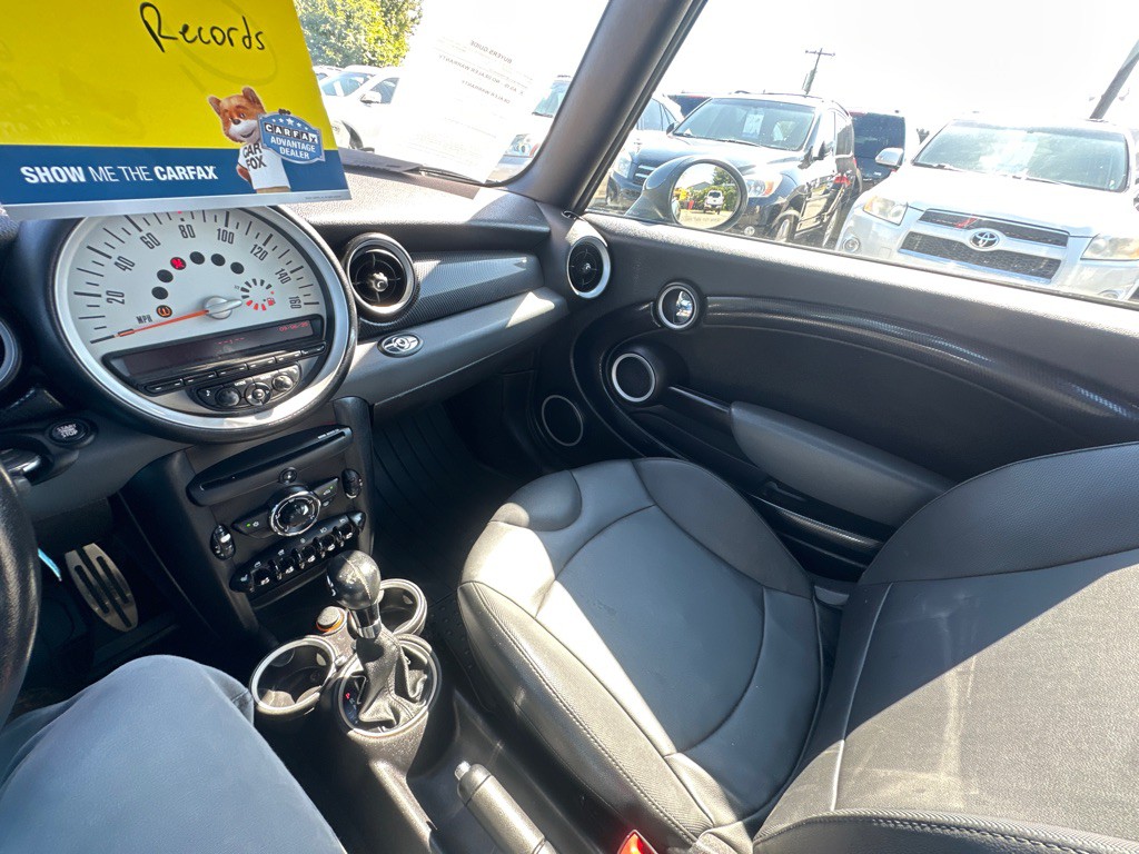 2011 MINI Cooper Image 17