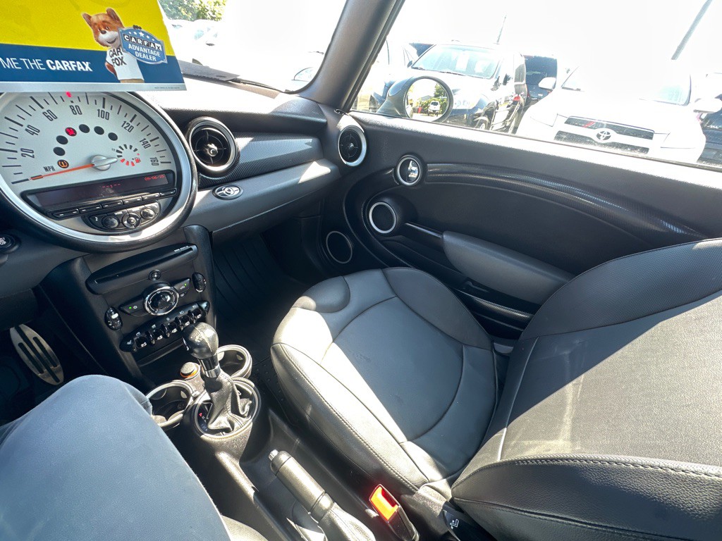 2011 MINI Cooper Image 18