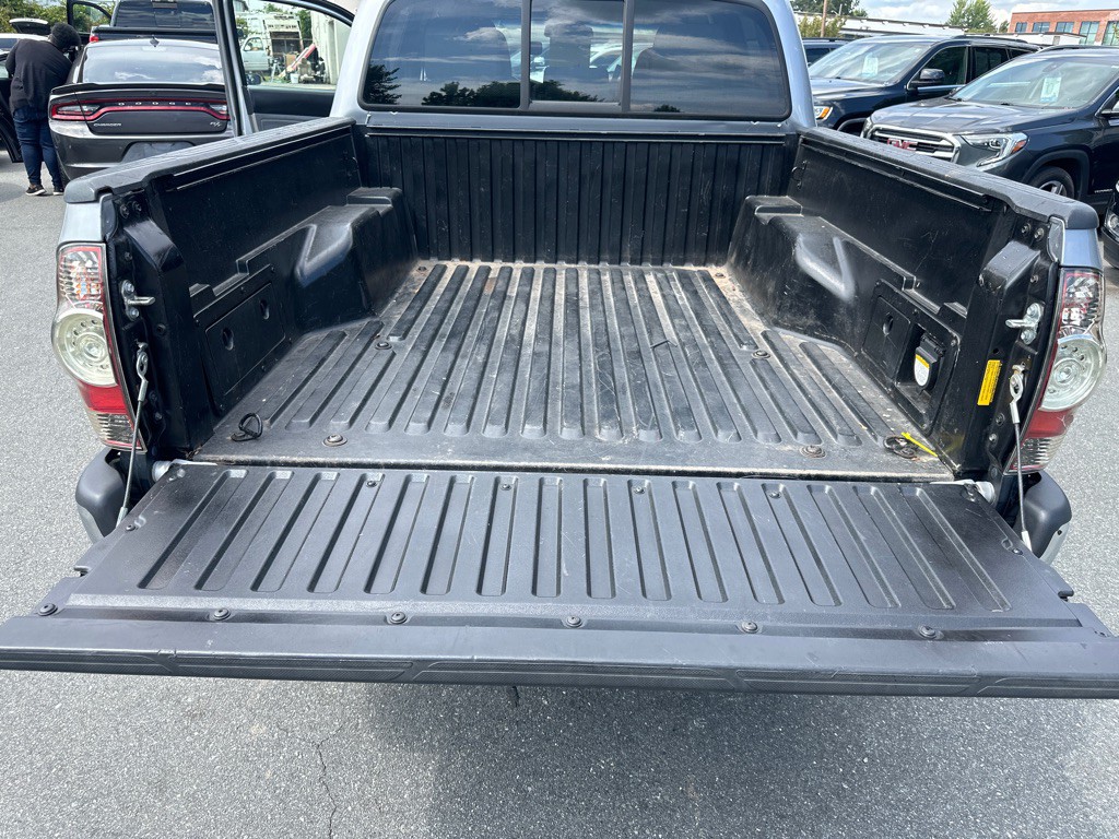 2015 Toyota Tacoma Image 17