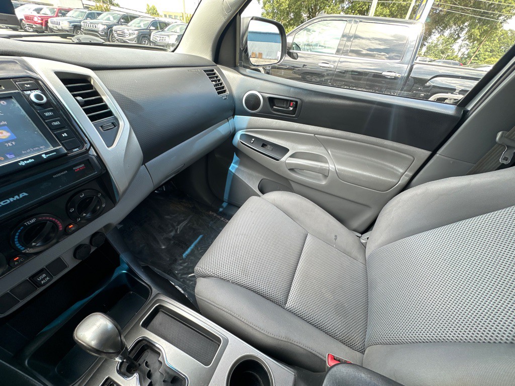 2015 Toyota Tacoma Image 25