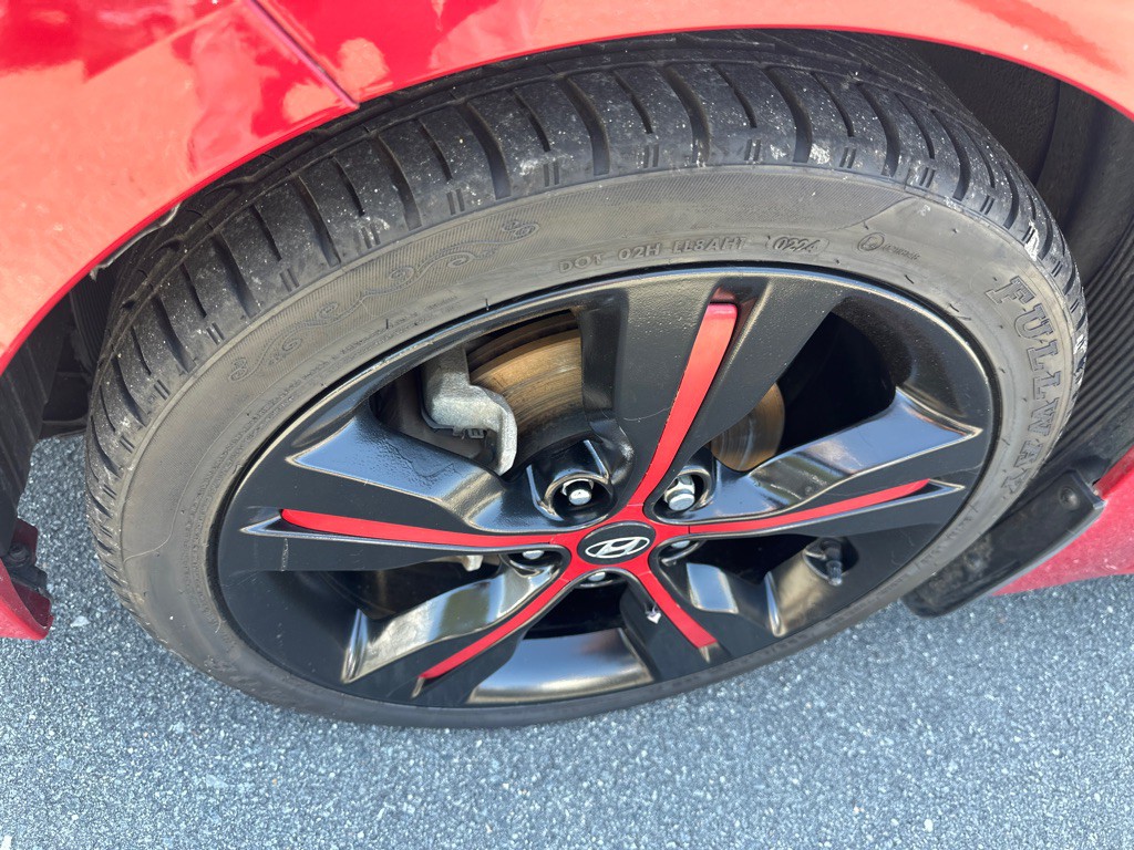 2017 Hyundai Veloster Image 9