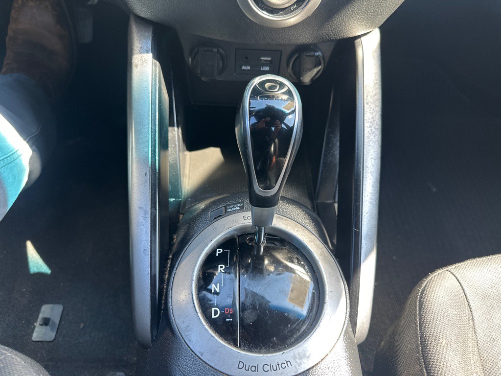 2017 Hyundai Veloster Image 17