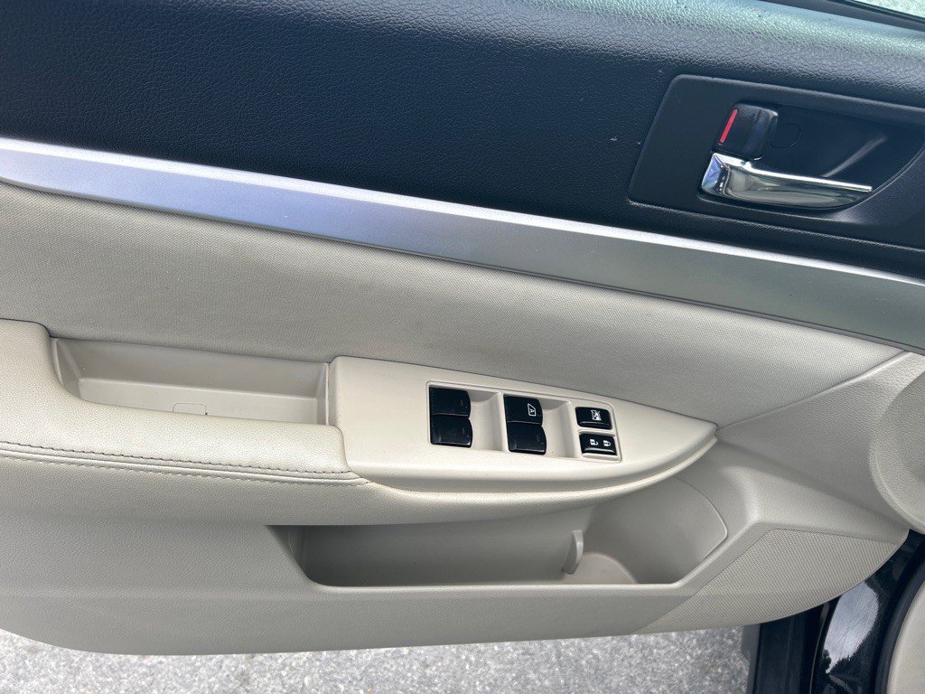2011 Subaru Outback Image 11