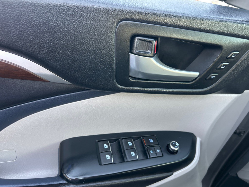 2016 Toyota Highlander Image 11