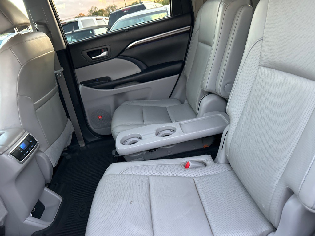 2016 Toyota Highlander Image 13