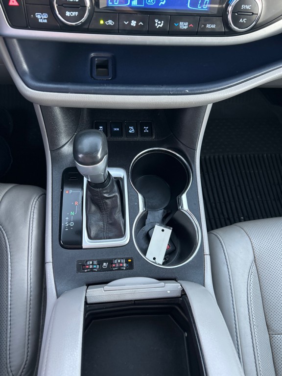2016 Toyota Highlander Image 17