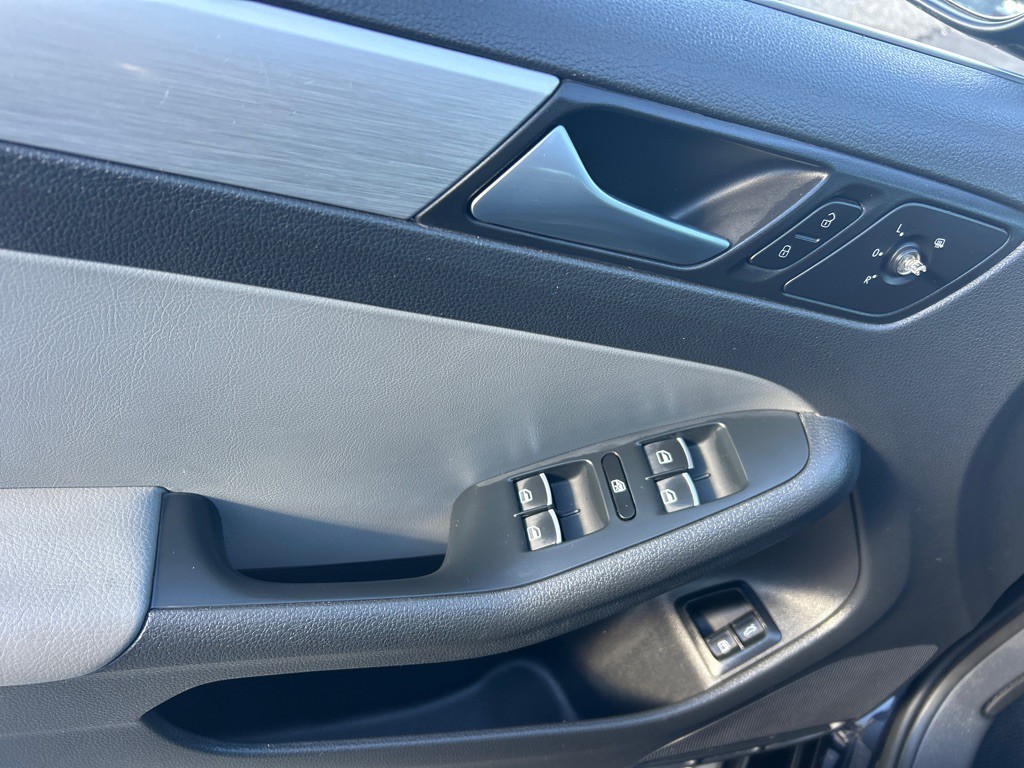2013 Volkswagen Jetta Image 11
