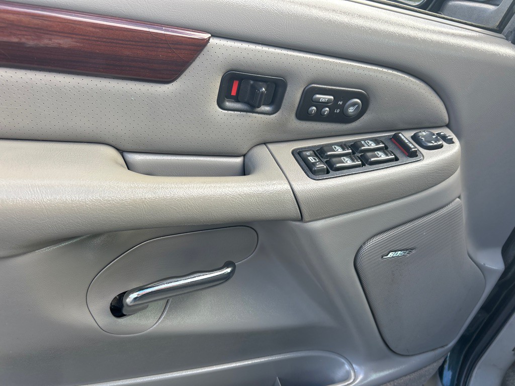 2002 Cadillac Escalade Image 12