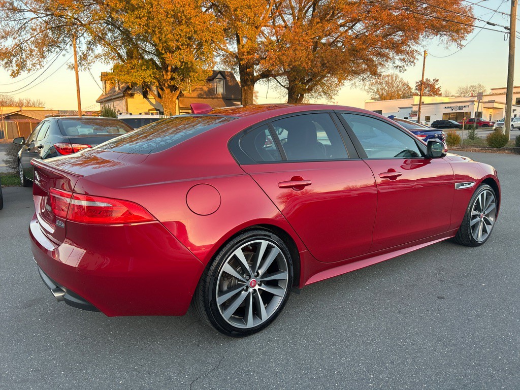 2017 Jaguar XE Image 4