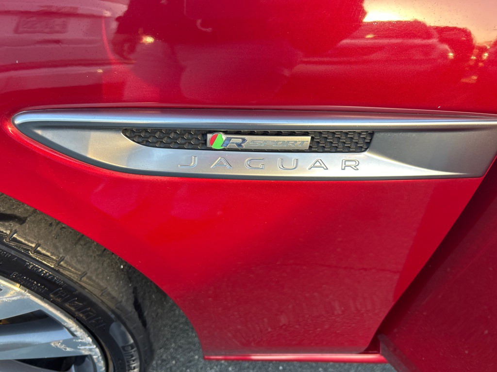 2017 Jaguar XE Image 8