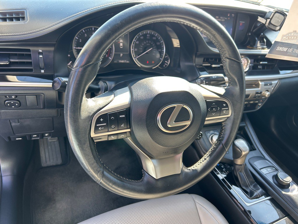2016 Lexus ES Image 13