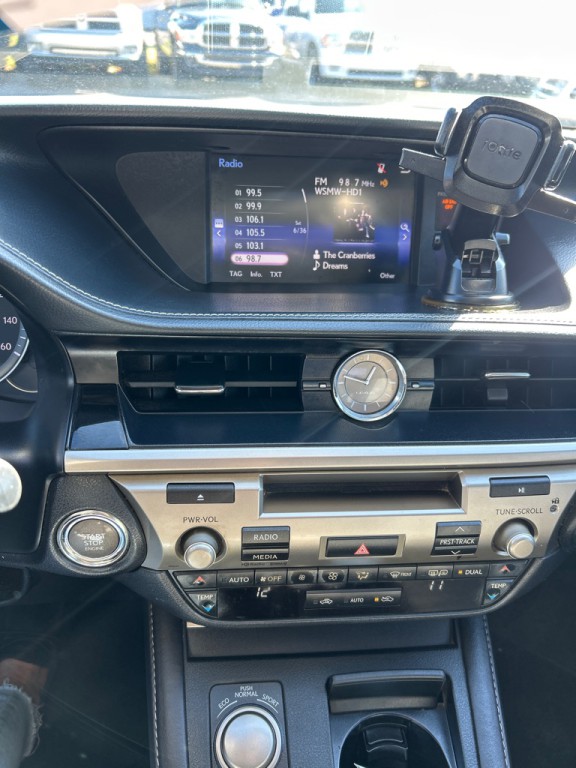 2016 Lexus ES Image 14