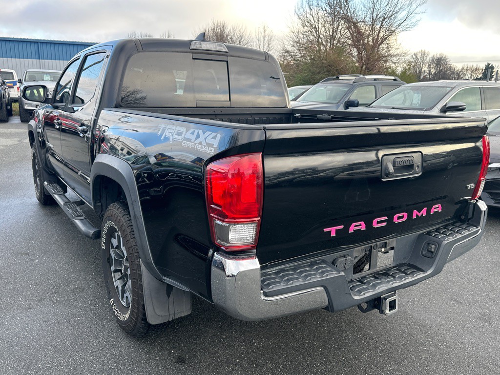 2017 Toyota Tacoma Image 3