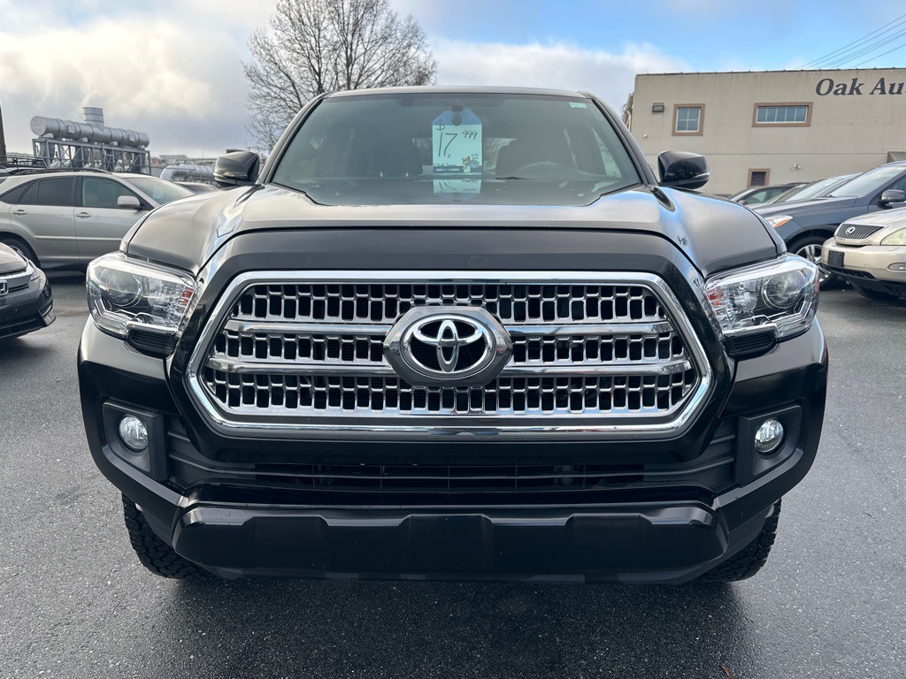 2017 Toyota Tacoma Image 8
