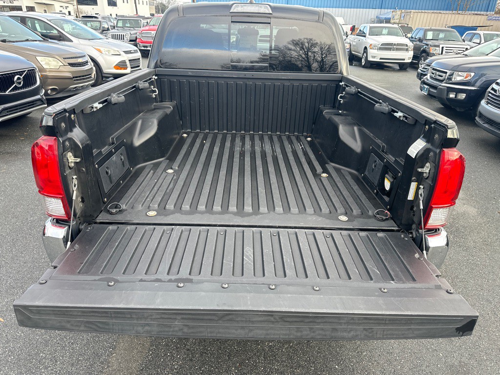 2017 Toyota Tacoma Image 11