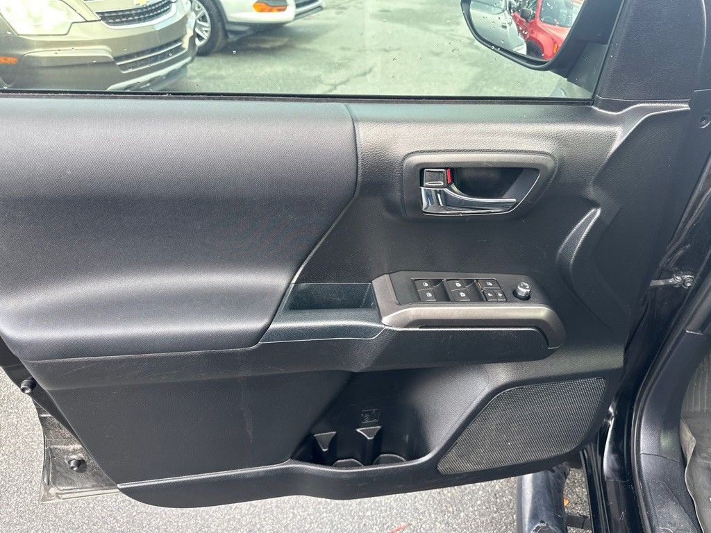 2017 Toyota Tacoma Image 12