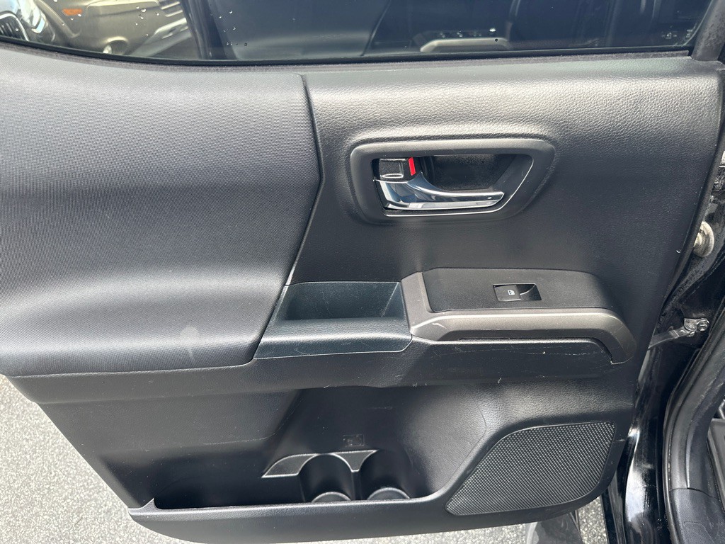 2017 Toyota Tacoma Image 14