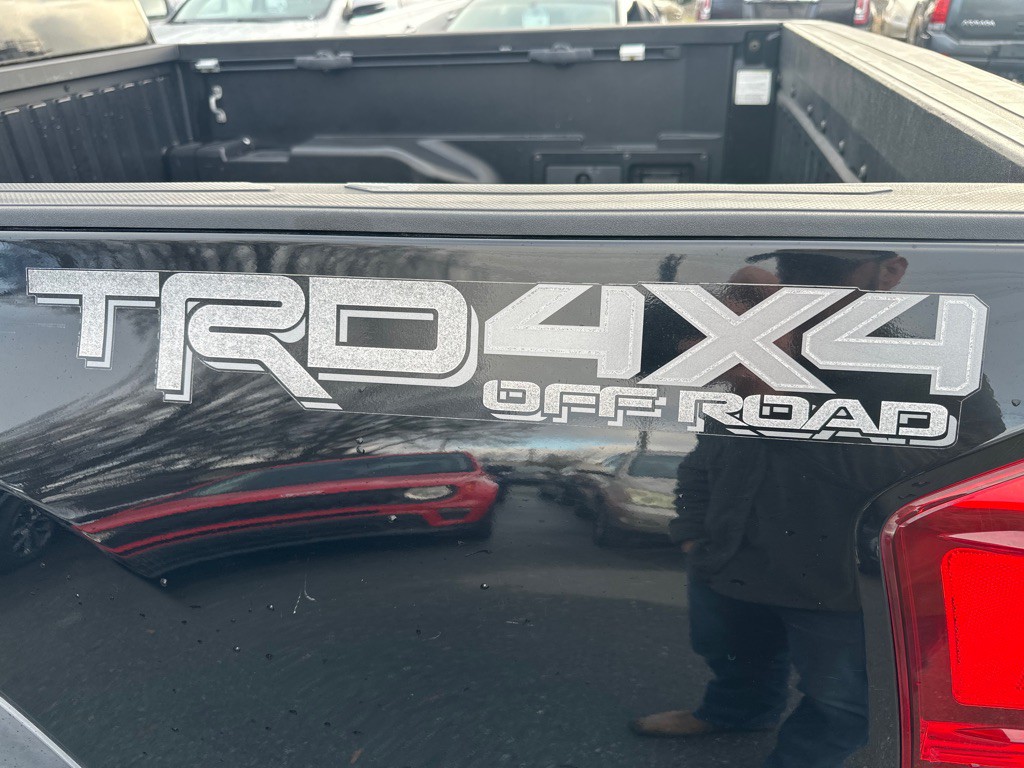 2017 Toyota Tacoma Image 16