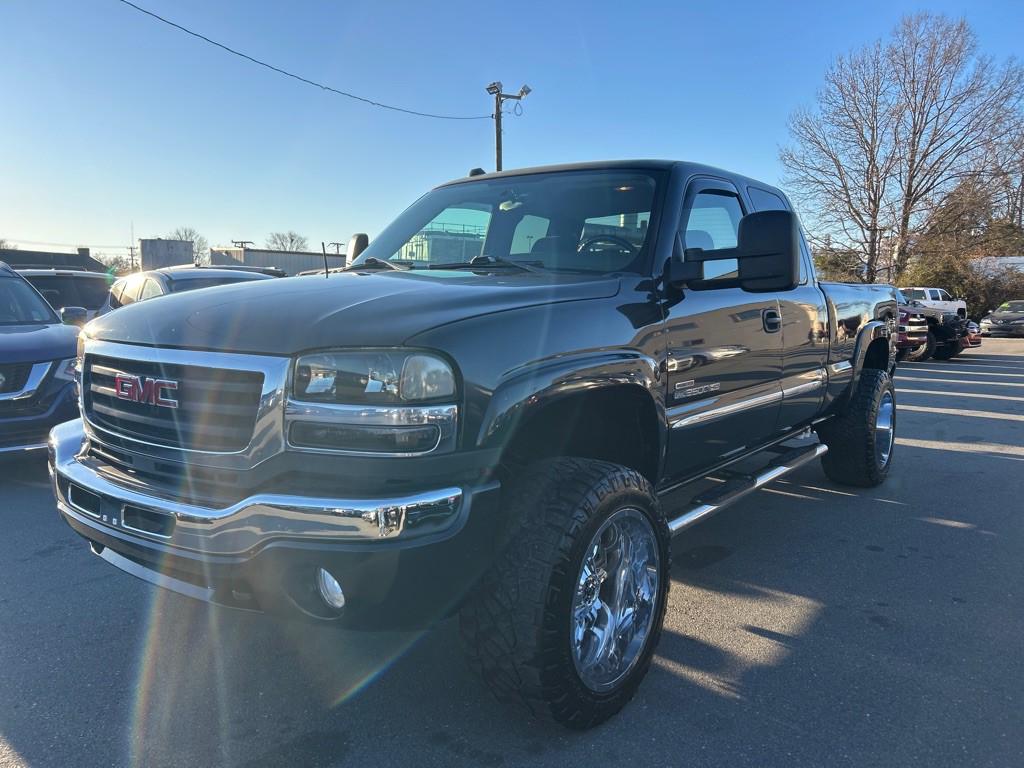 2005 GMC Sierra Image 2