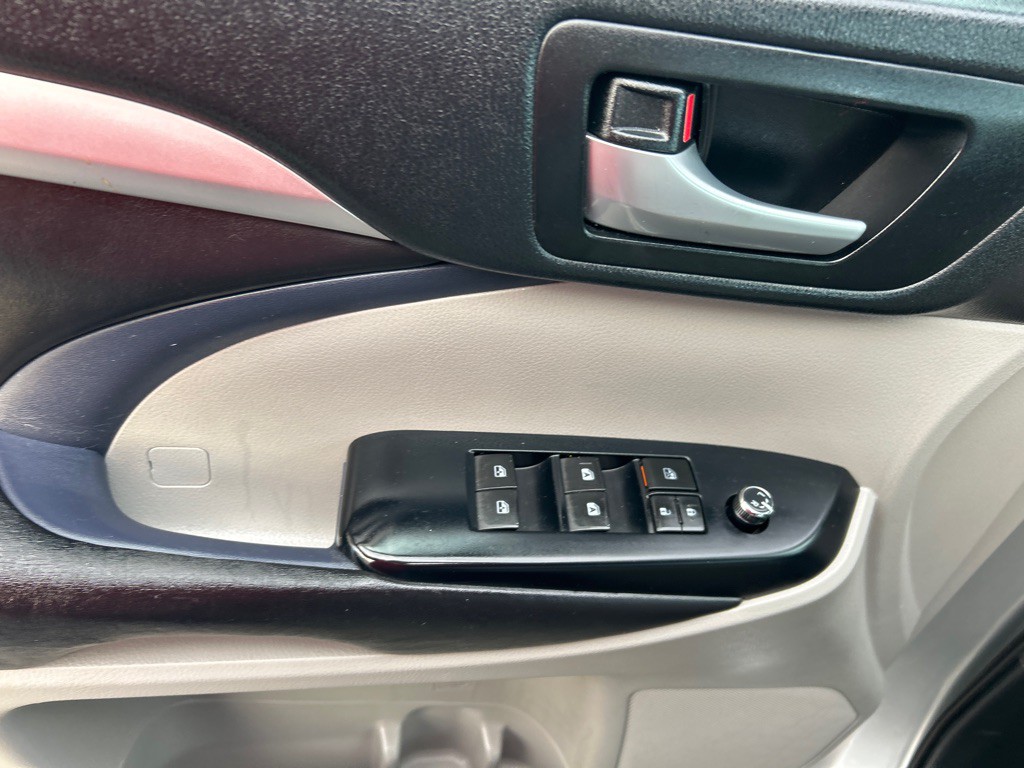 2017 Toyota Highlander Image 10