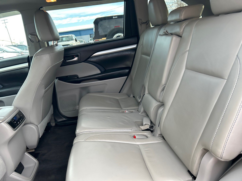 2017 Toyota Highlander Image 12