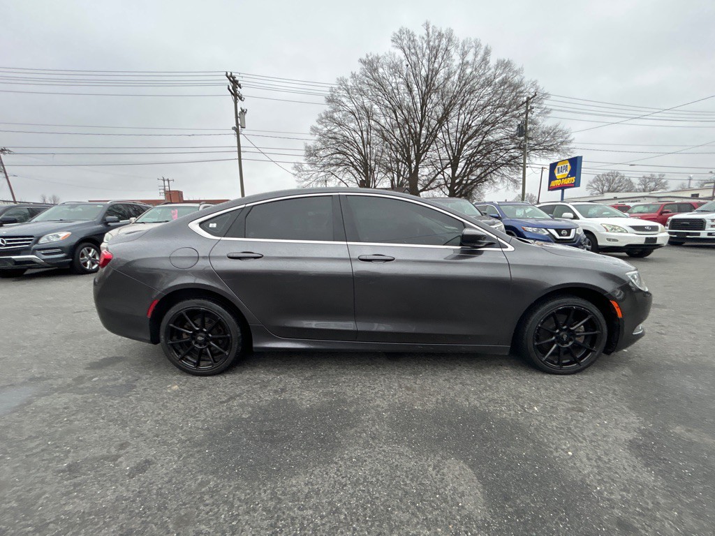2016 Chrysler 200 Image 4