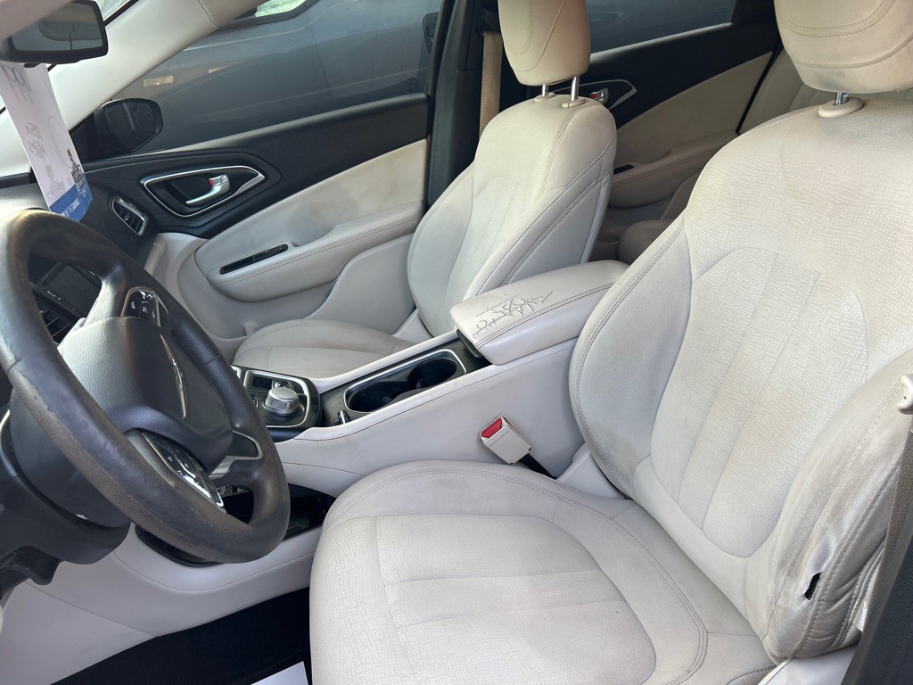 2016 Chrysler 200 Image 11