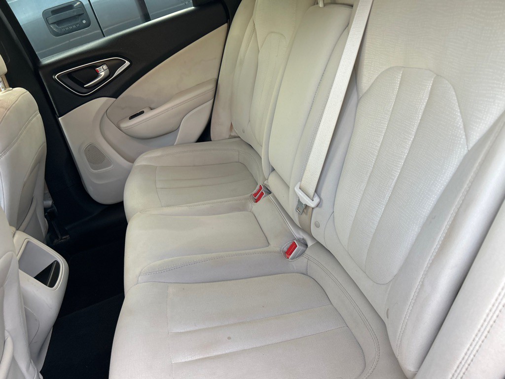 2016 Chrysler 200 Image 12