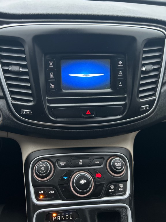 2016 Chrysler 200 Image 14