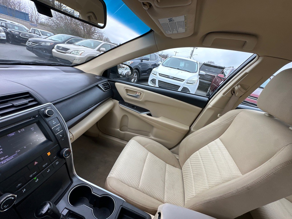 2015 Toyota Camry Image 18