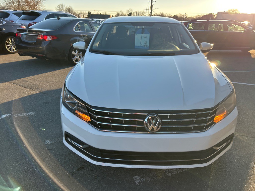 2017 Volkswagen Passat Image 2