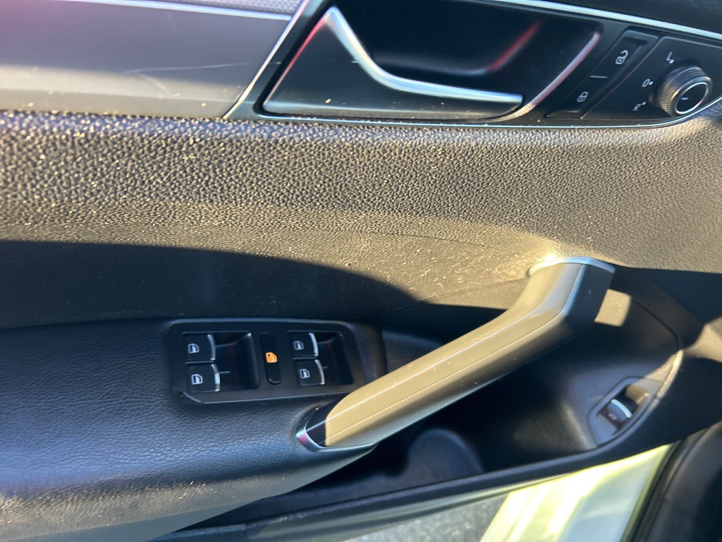 2017 Volkswagen Passat Image 9