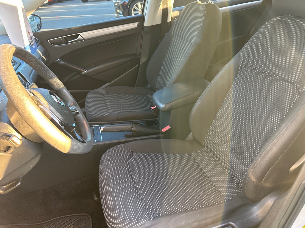 2017 Volkswagen Passat Image 10