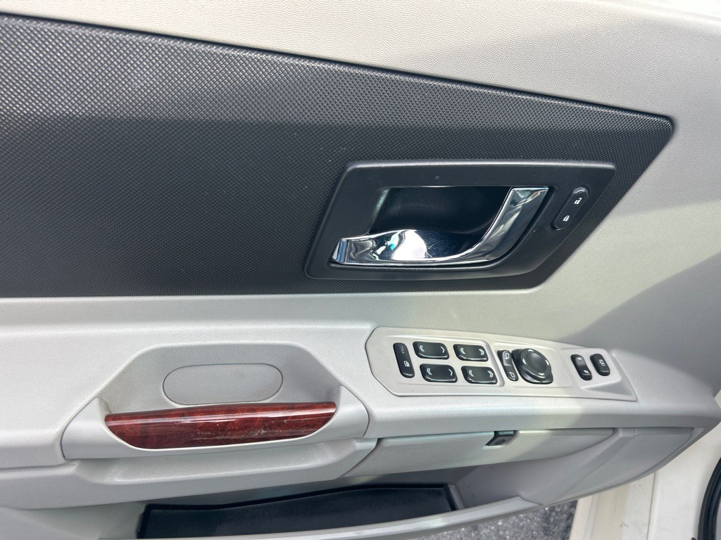 2004 Cadillac SRX Image 9