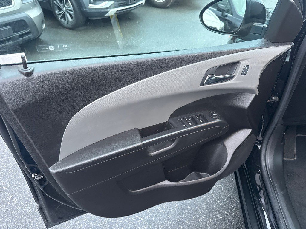 2017 Chevrolet Sonic Image 11