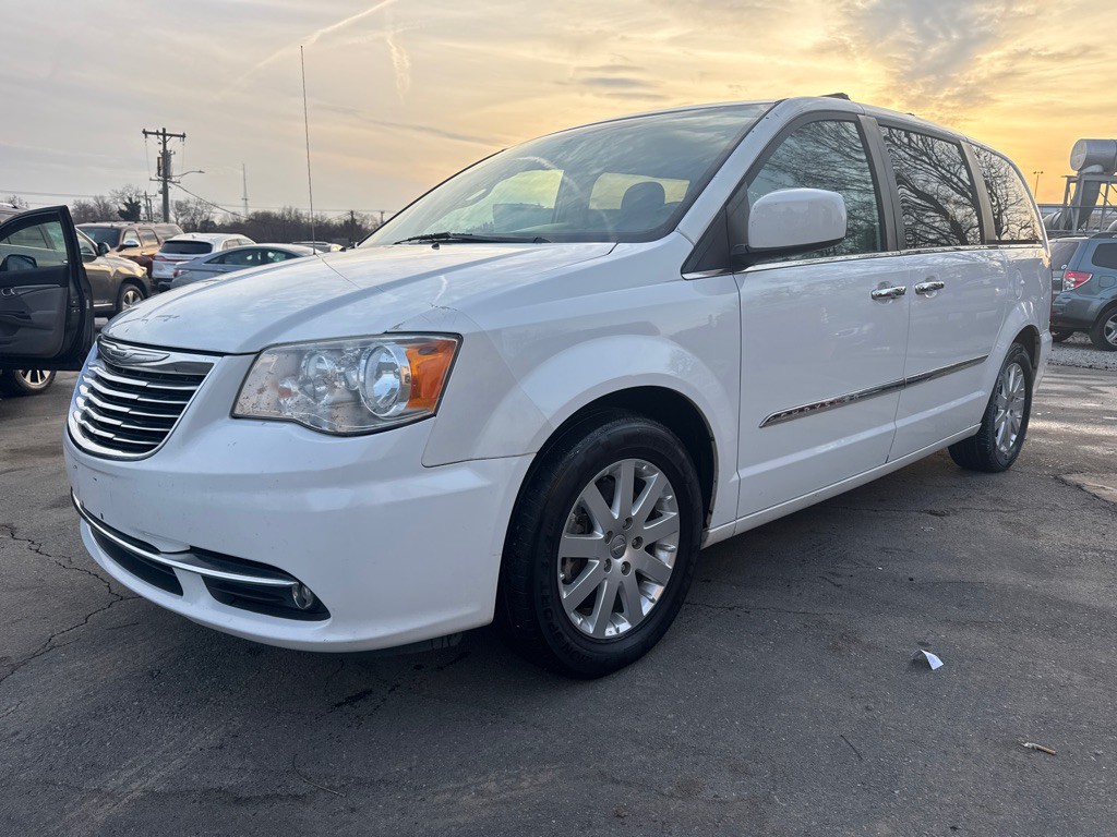 2016 Chrysler Town & Country Image 1